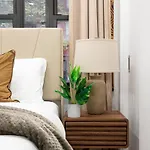 317-1B Modern 1Br Ues W D